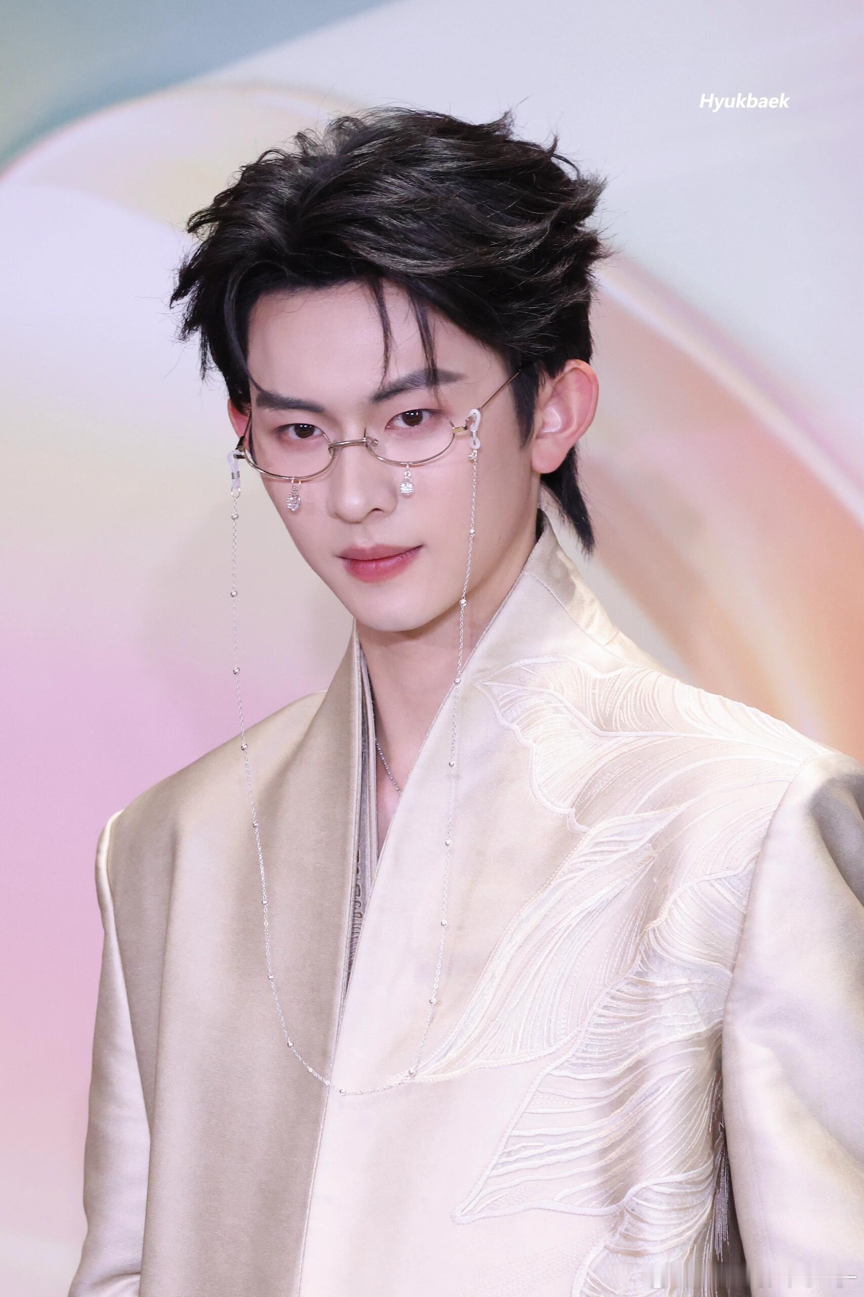 短剧男主剧里剧外两幅面孔 🍊 陈添祥送完礼物霸总滤镜碎了 将头发梳成大人模样: