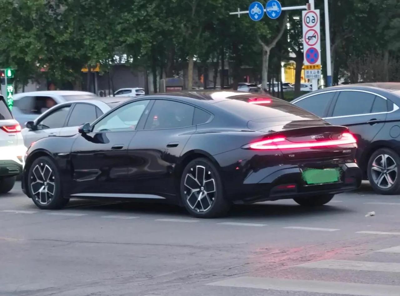 黑色 SU7 还是第一次路上见到。

这个角度车身线条挺帅的，尾灯单看好看，放在