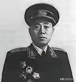 1943年，苏北伪军排长谷德培，搜剿时撞见困于厕所的新四军，抬手朝天连开三枪：他