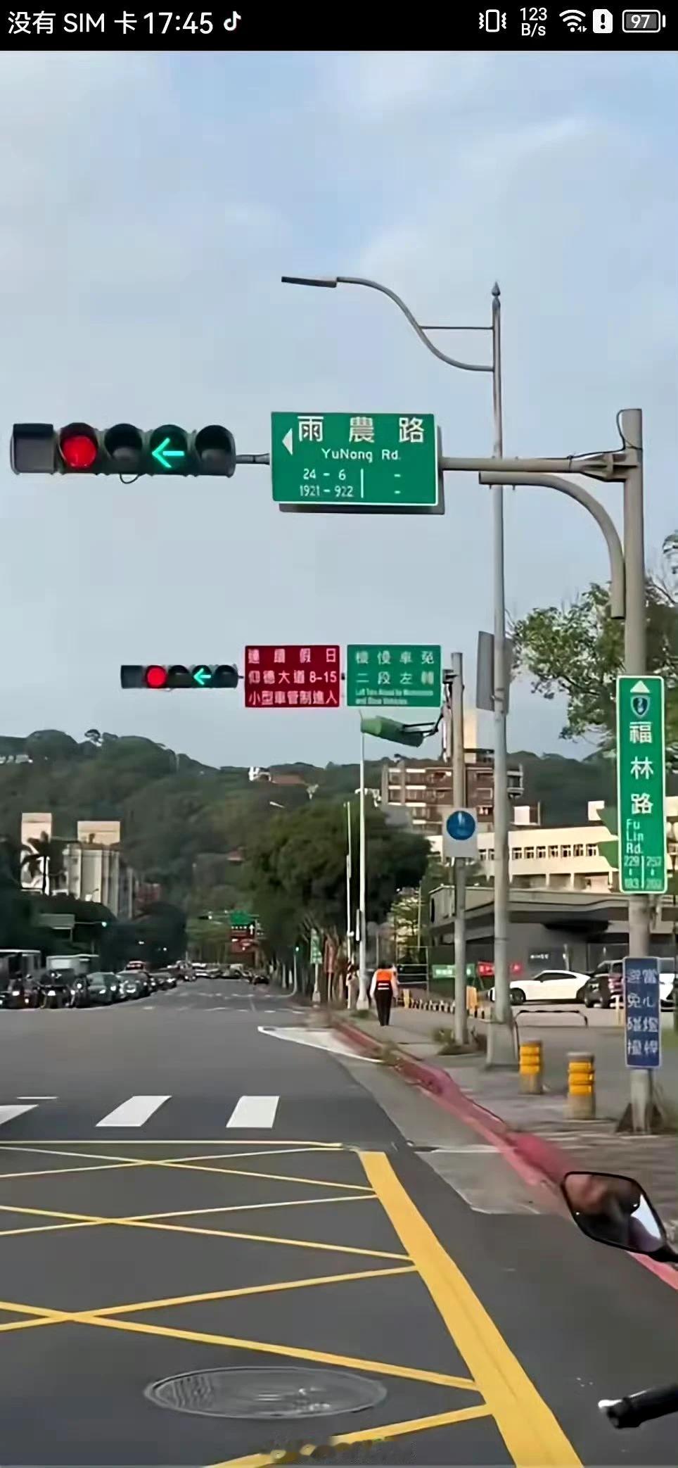 国内省会城市交通主干道，绿化带也拖着不搞，一任市长一个样，路面也不搞翻新，下水道