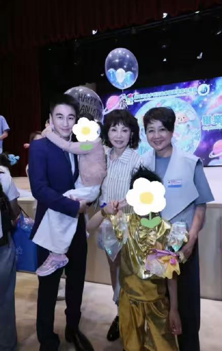 何猷君儿子幼儿园，真豪啊，长见识了！​​
何猷君和奚梦瑶6岁的儿子幼儿园毕业了，