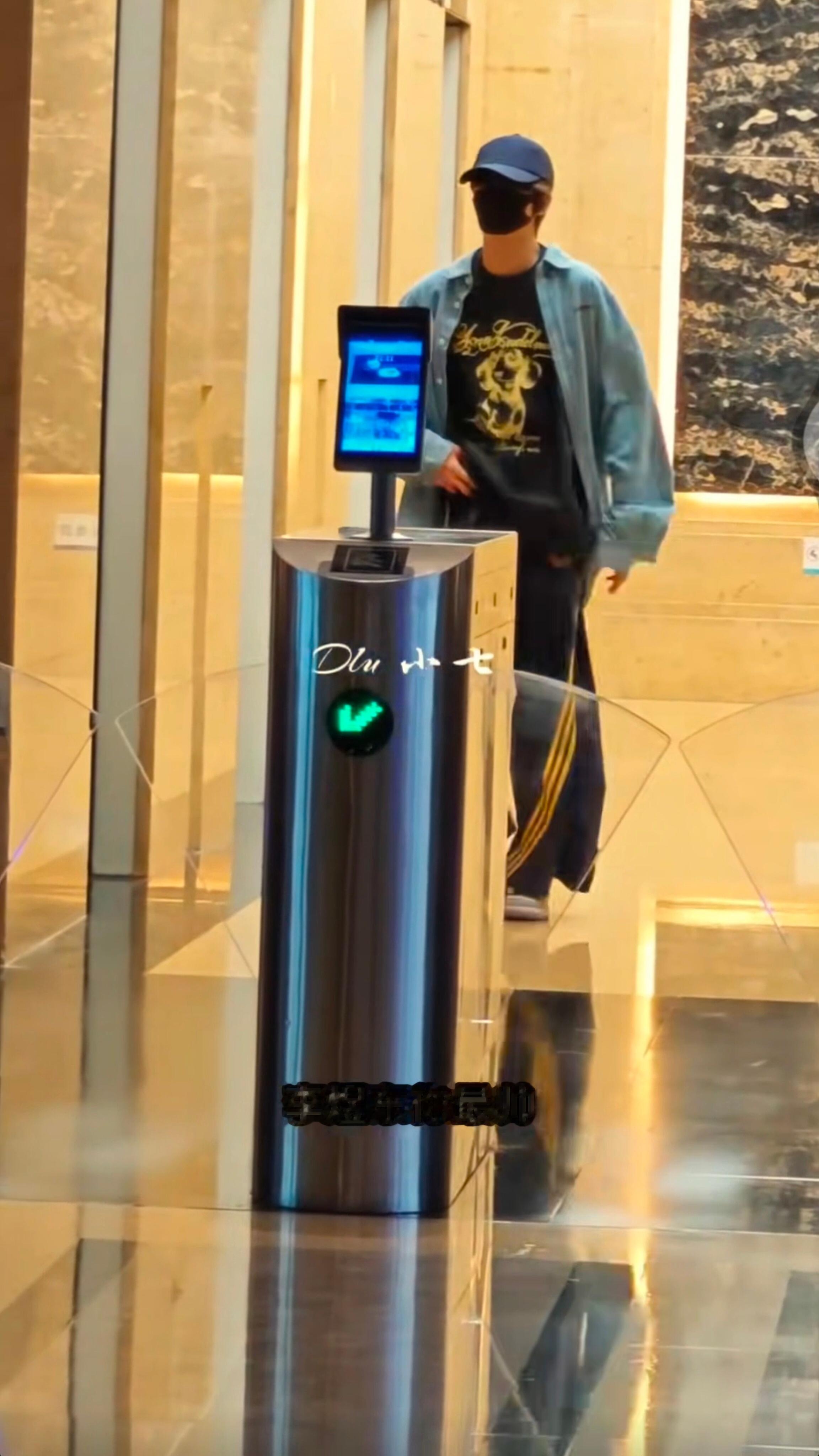 我家东这条裤子已经卡脚踝了啊？！！！！ 
