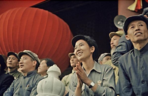 就图论图，
这个颜值真高！

开国大典，天安门城楼上，越剧大师袁雪芬穿着没有性别