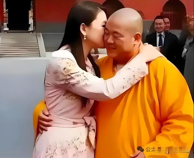 女明星是谁？
有人说是李湘
    我不太相信，李湘那么出名，又有钱，关键是结婚