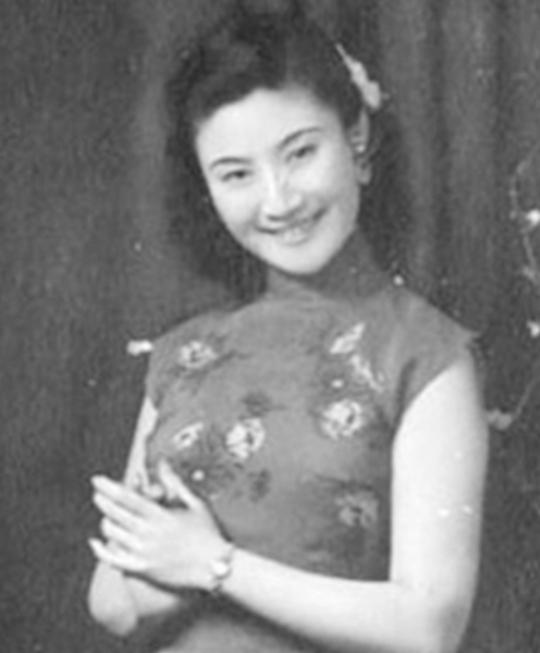 1966年，“京剧皇后”言慧珠自缢前，她拉着11岁的儿子跪在丈夫俞振飞面前，嘱托
