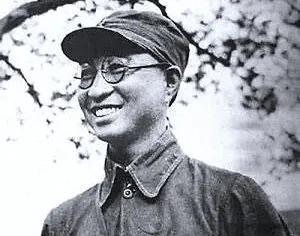 陈赓是黄埔军校一期毕业。他性格活泼幽默，在黄埔老师和同学里人缘很好。有一次，他坐