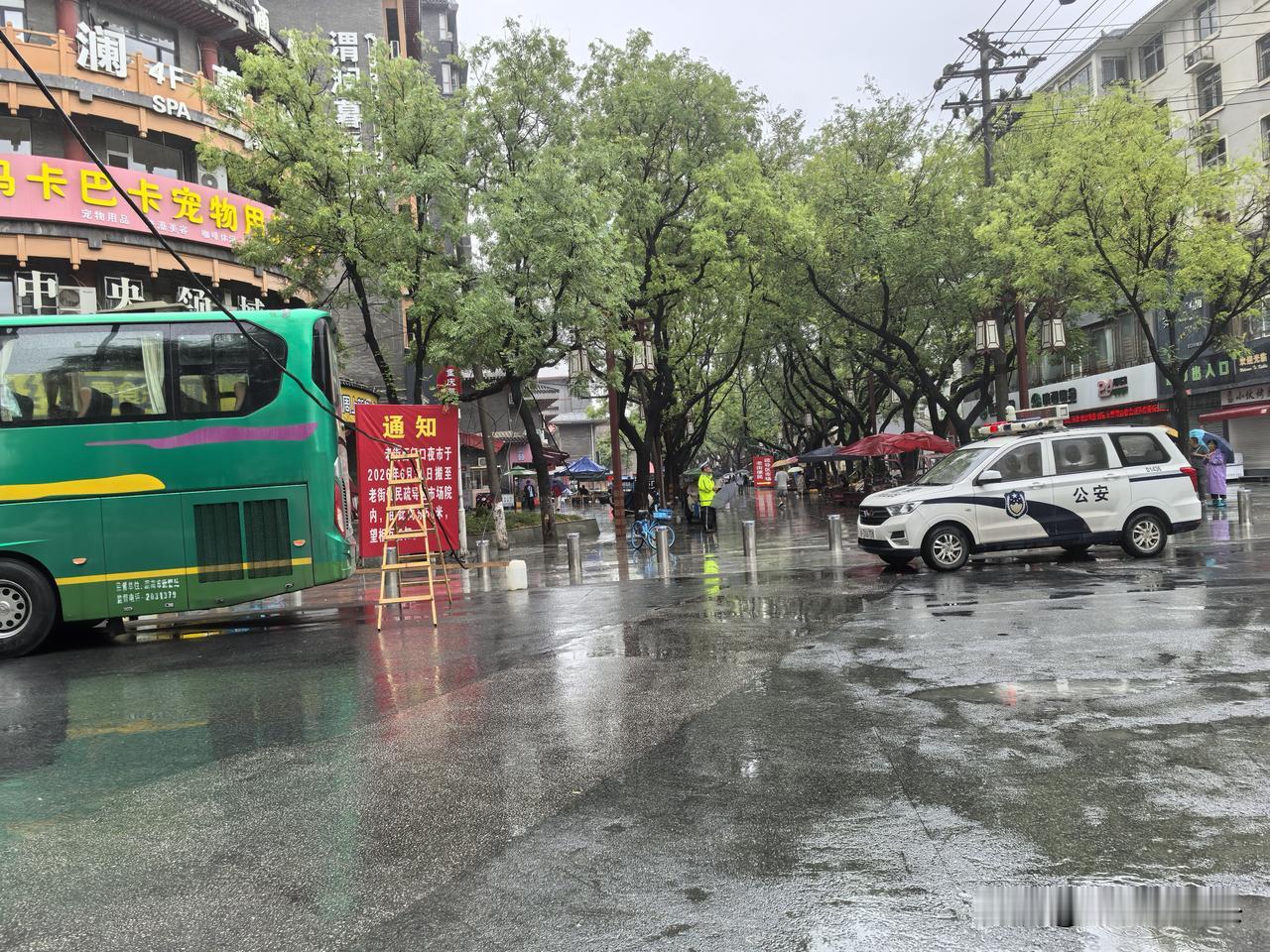 8月3日中午，路过咸阳中山街和清泰街十字，忽然发现黄绿色衣服的警察站在路口。
查