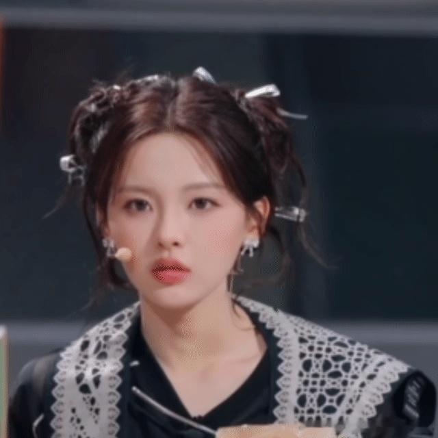 杨超越一天两个综艺杨超越综艺好多最近追剧综很容易刷到杨超越，厨综长期连播记录她品