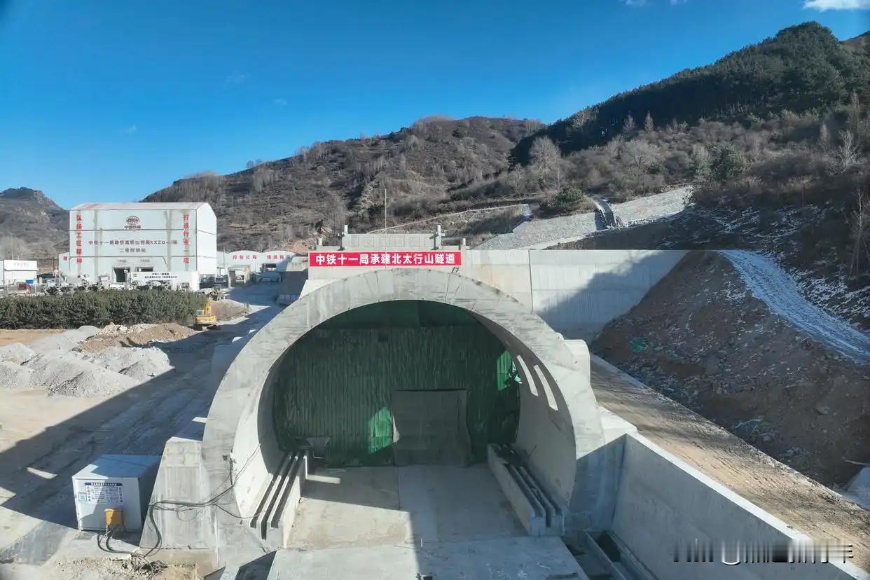 雄忻高铁北太行山隧道全线贯通了！

据了解，1月12日，雄忻高铁北太行山隧道实现
