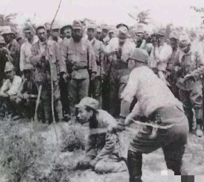 这张照片看哭了无数中国人！小日本鬼子刀砍中国士兵的镜头，周围站满了日本鬼子，有的