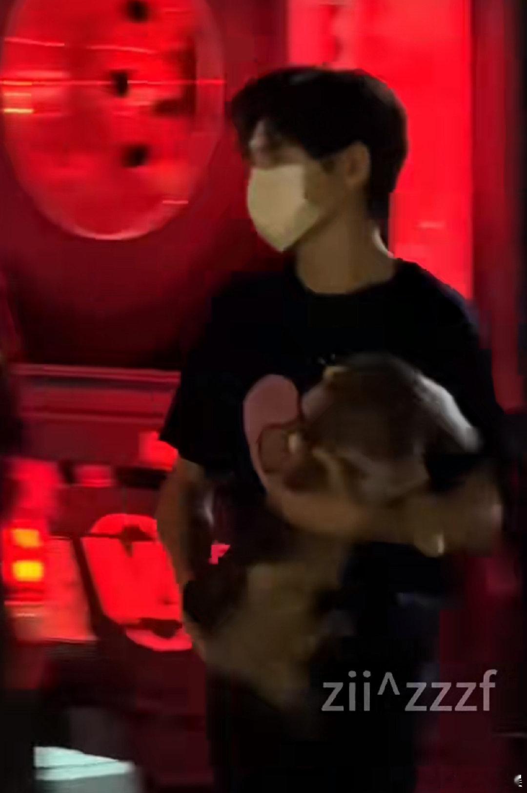 翟潇闻看到粉丝戴口罩翟潇闻对粉丝的态度 ​翟潇闻看到粉丝戴口罩，怎么这个态度 ​