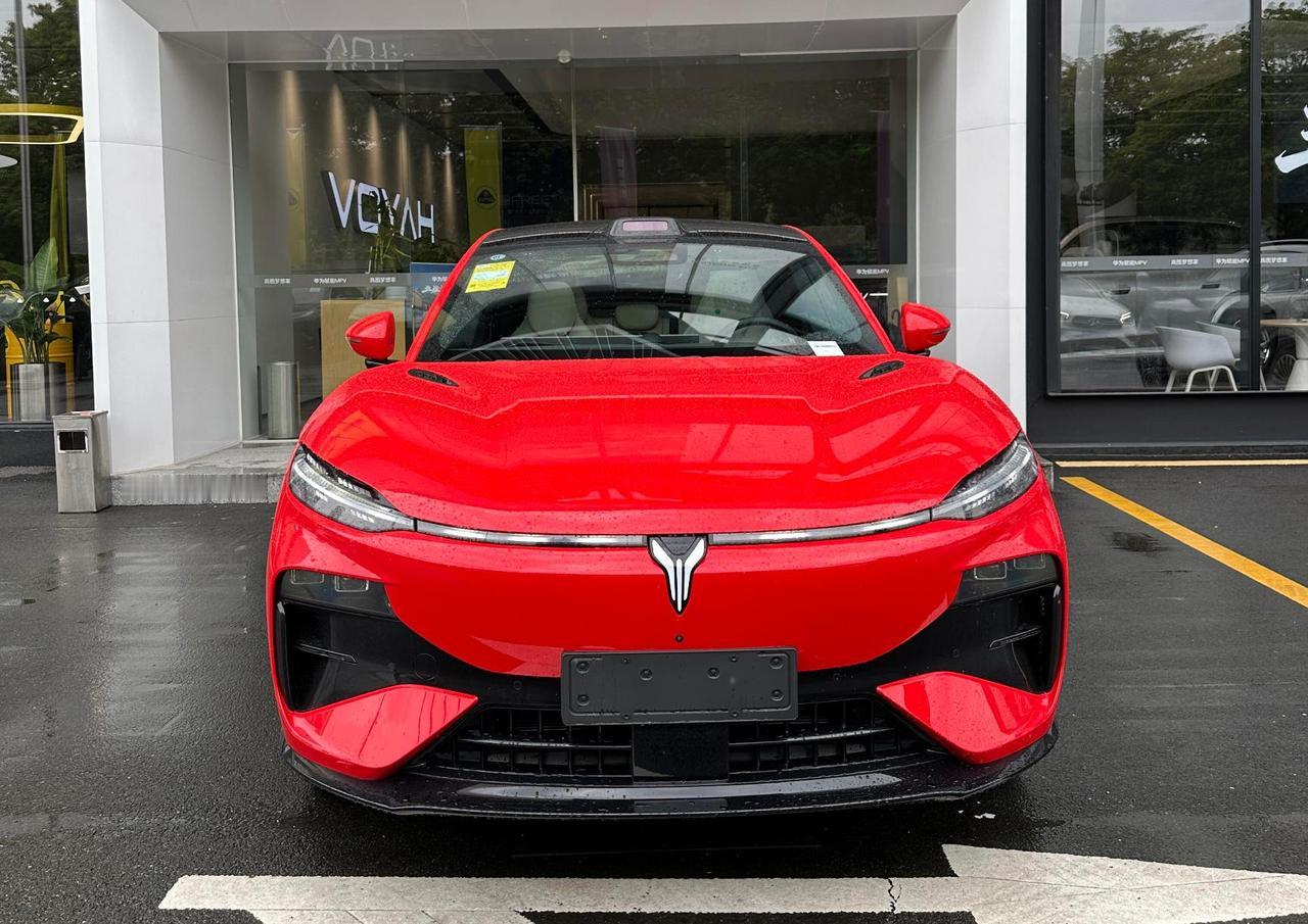 岚图追光S实车到店，30万级纯电轿跑SUV，能打吗？
作为汽车博主，我最近拍到了