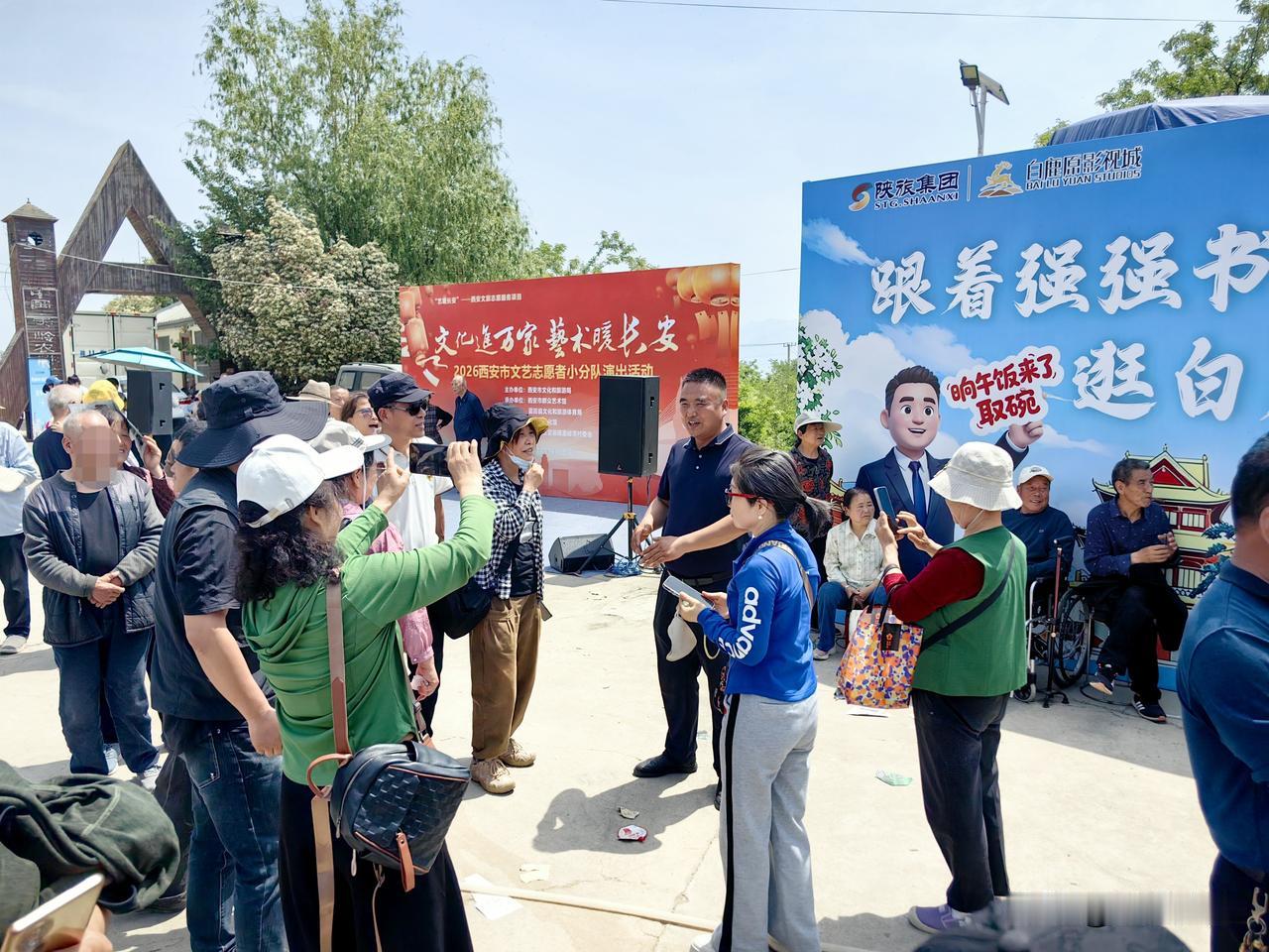 蓝田县三官庙镇里峪湾村村支书强强火了。2025年8月起，庞富强村支书，主任每天中