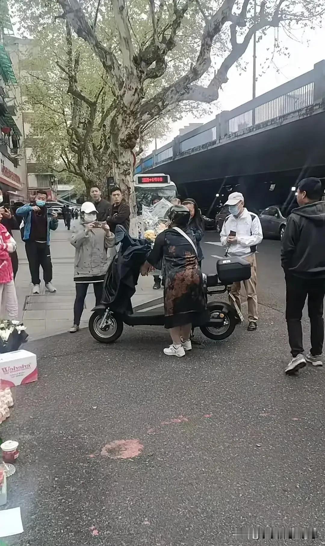 这是杭州市民对娃哈哈前董事长宗庆后独一无二的爱，清明节，杭州一位女士，精心准备的