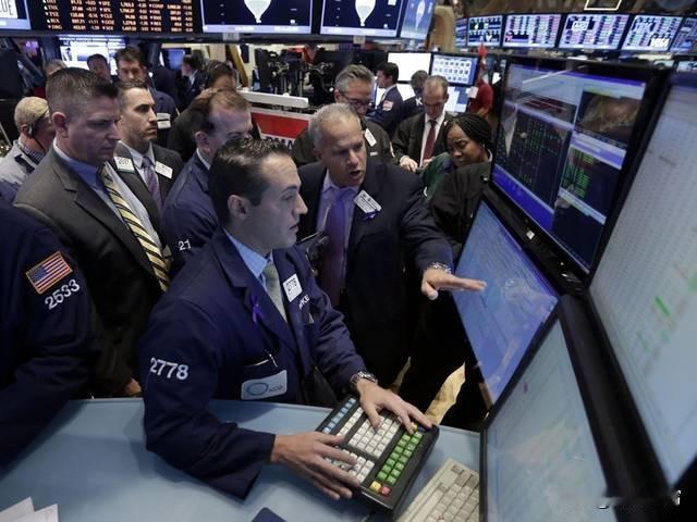 据埃菲社报道，华尔街的交易员们正盯着屏幕屏住呼吸，周四开盘瞬间，道琼斯工业平均指