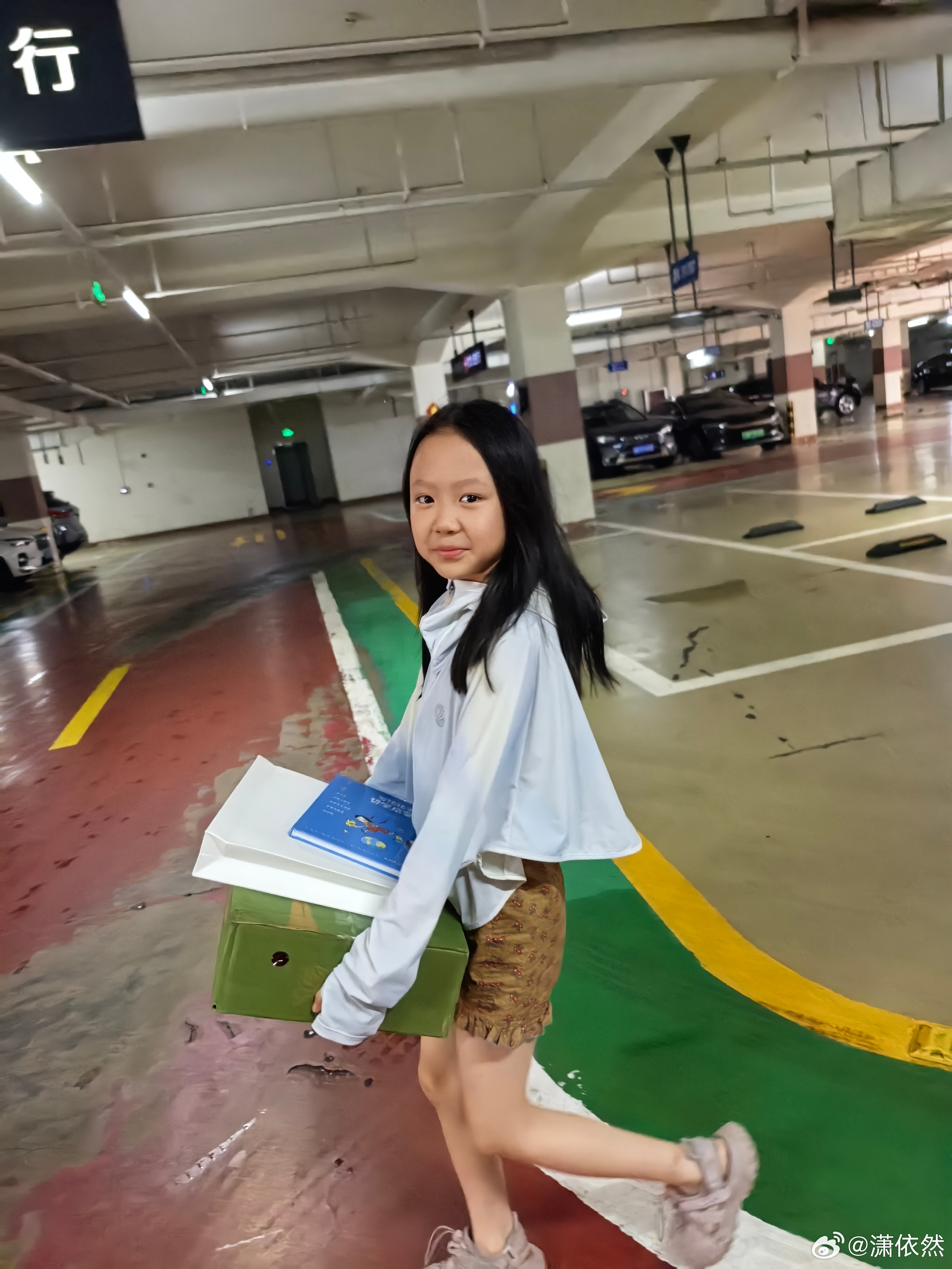 闺蜜出行喽……她“妈妈，还是跟你一起省心啊！跟爸爸出门，我肯定操心，还好跟你！”