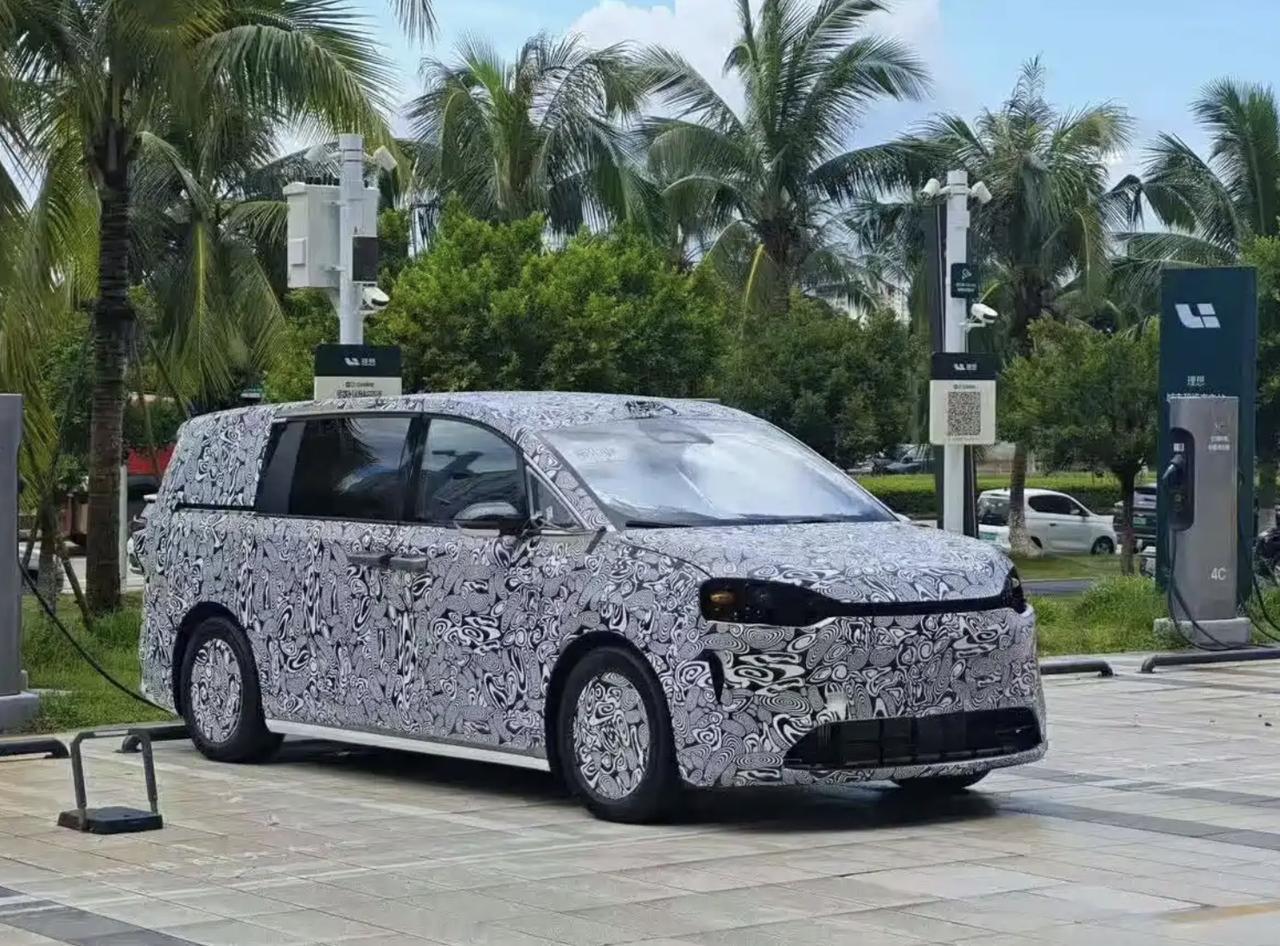 相比起轿车和SUV，MPV市场份额比较有限，而且还是豪华MPV市场，其实我对鸿蒙