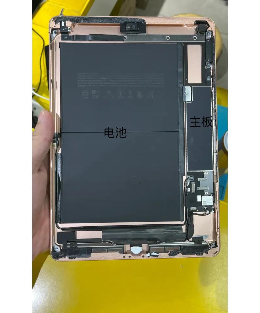 IPAD里面居然是这样
ipad屏幕碎了，今天去换屏，拆开后我才发现，一大片都是