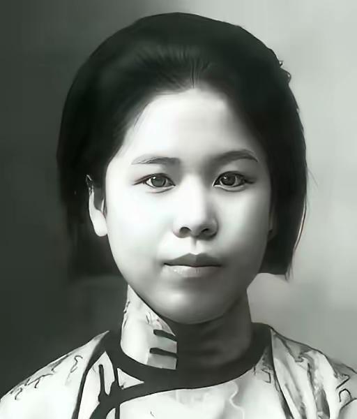 他们扯下她的裤子，把一针毒药扎进她的大腿。前后不到10秒，人就没了。那天，是大年