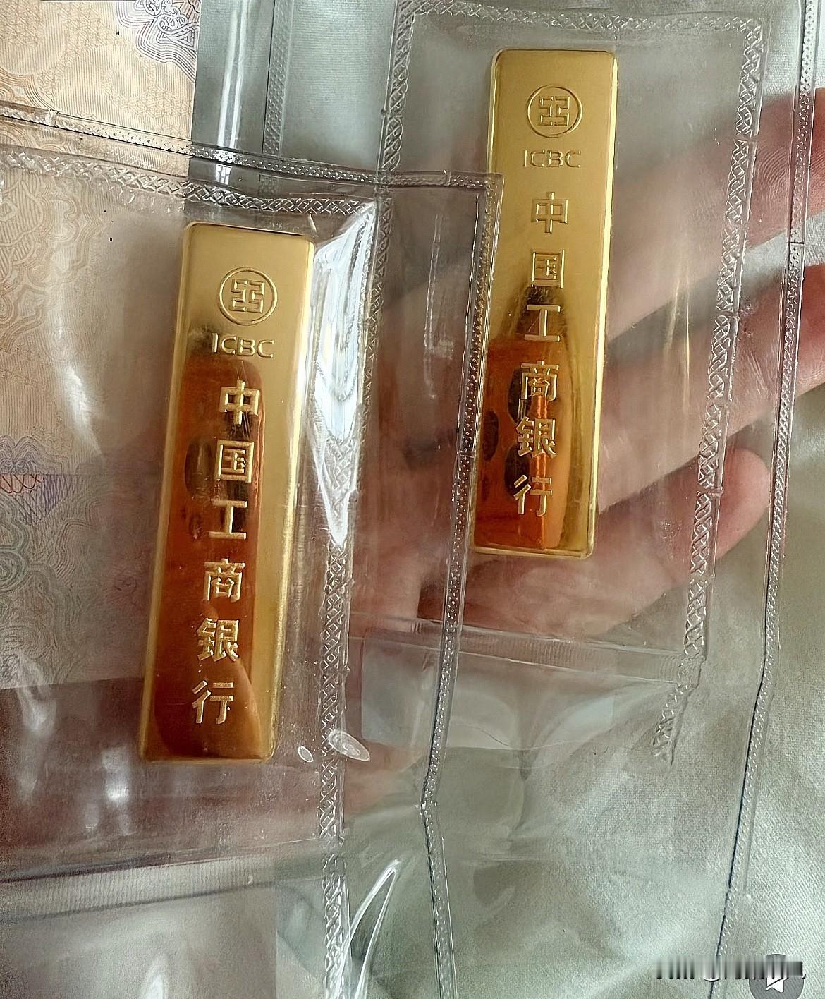 看到个让人哭笑不得的“劝退”贴。

这哥们喊着让手里有黄金的赶紧抛，理由粗暴又真