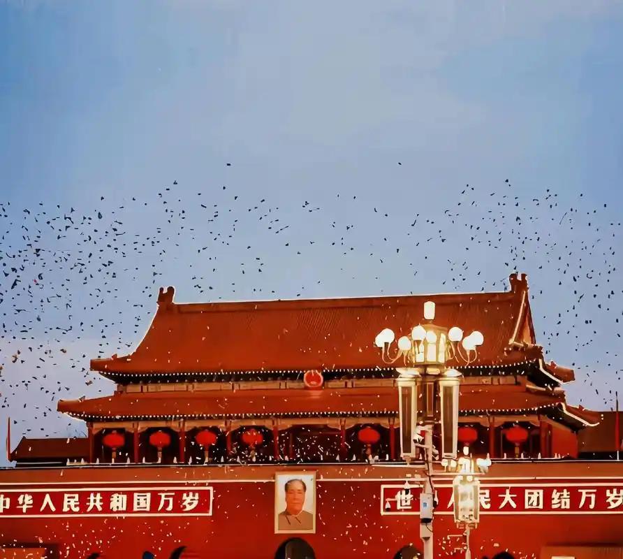 今天是十月1日，农历八月二十一，金色的阳光洒满神州大地，大街小巷红旗飘飘，到处都