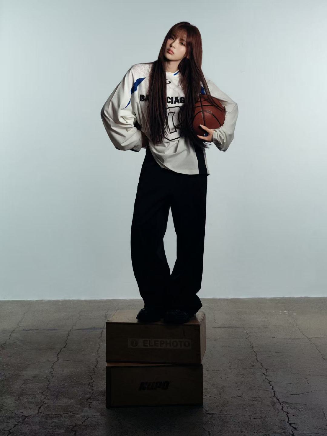 杨超越出发巴黎看秀杨超越巴黎世家nba联名款身穿巴黎世家nba联名款，酷酷的学姐