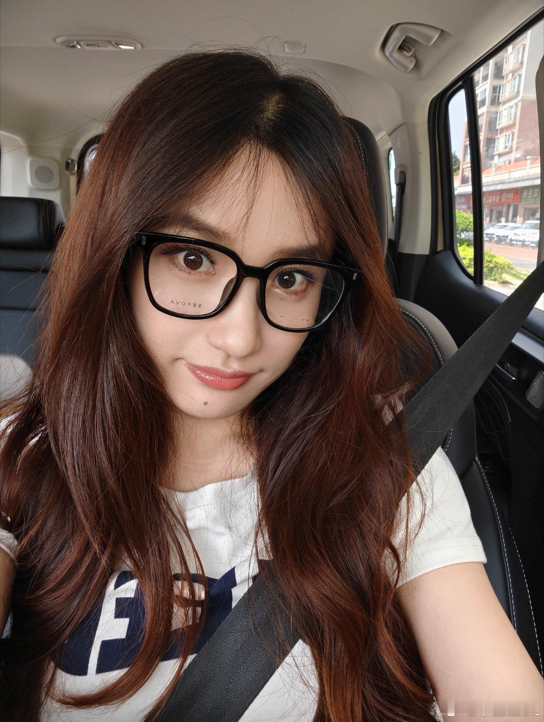 完了！眼镜又掉飞机上了。。不近视戴眼镜就是老丢...还是我很喜欢的一副... 