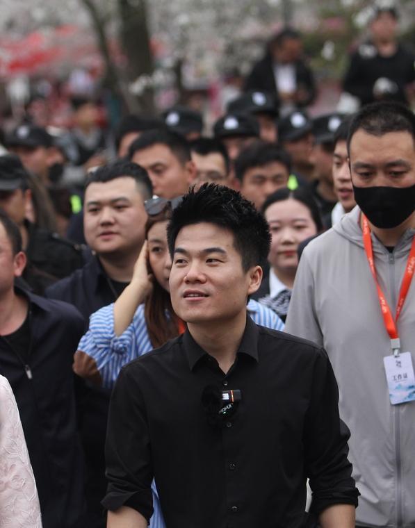 董宇辉不卖货，卖的是半夜读诗的滋味。
他把《静夜思》卖成大米，把苏轼的酒瓶装进橄