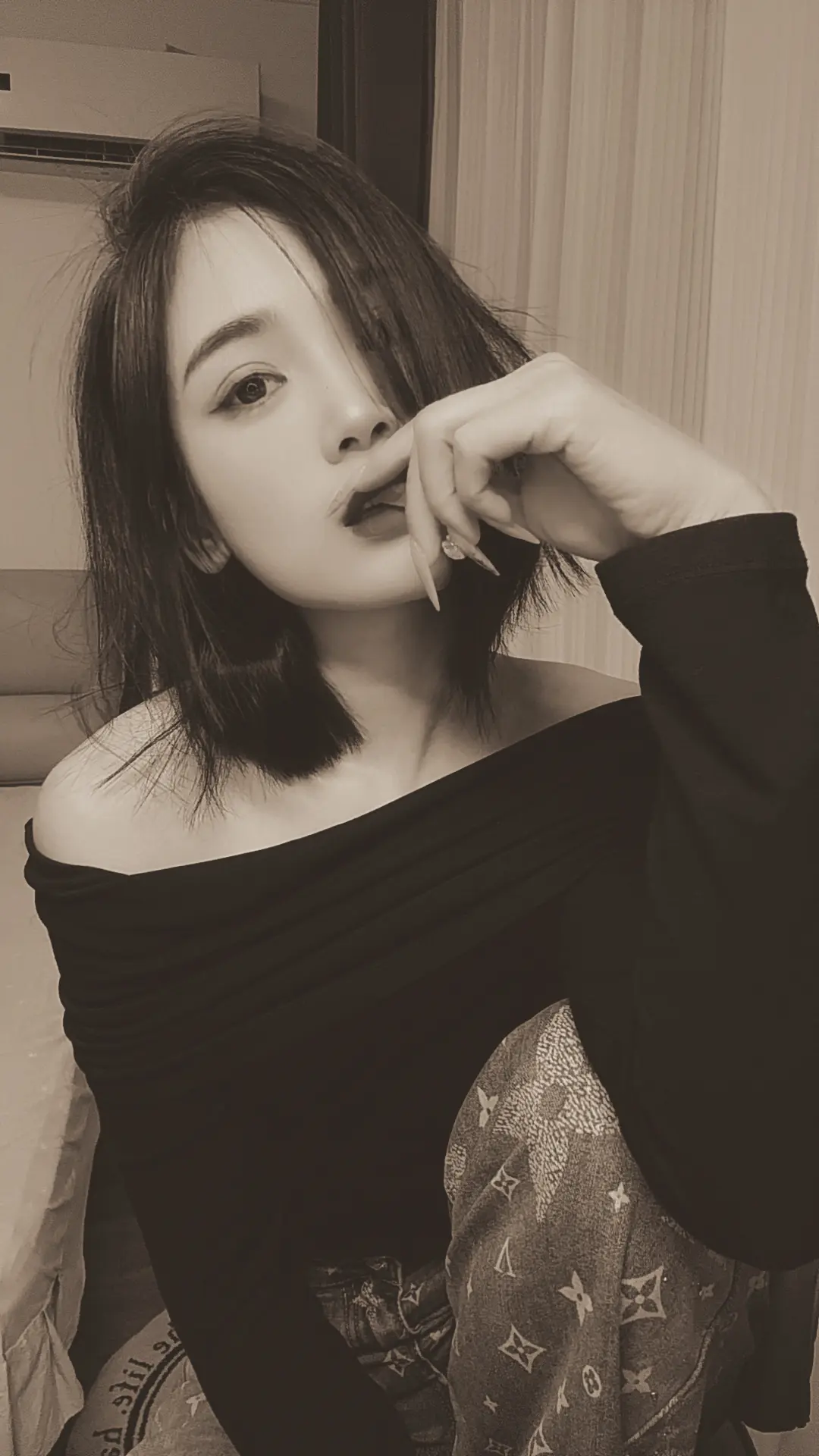 中年以后： 没有在享福，也没有在混日子，只是累的时候无人看见罢了……