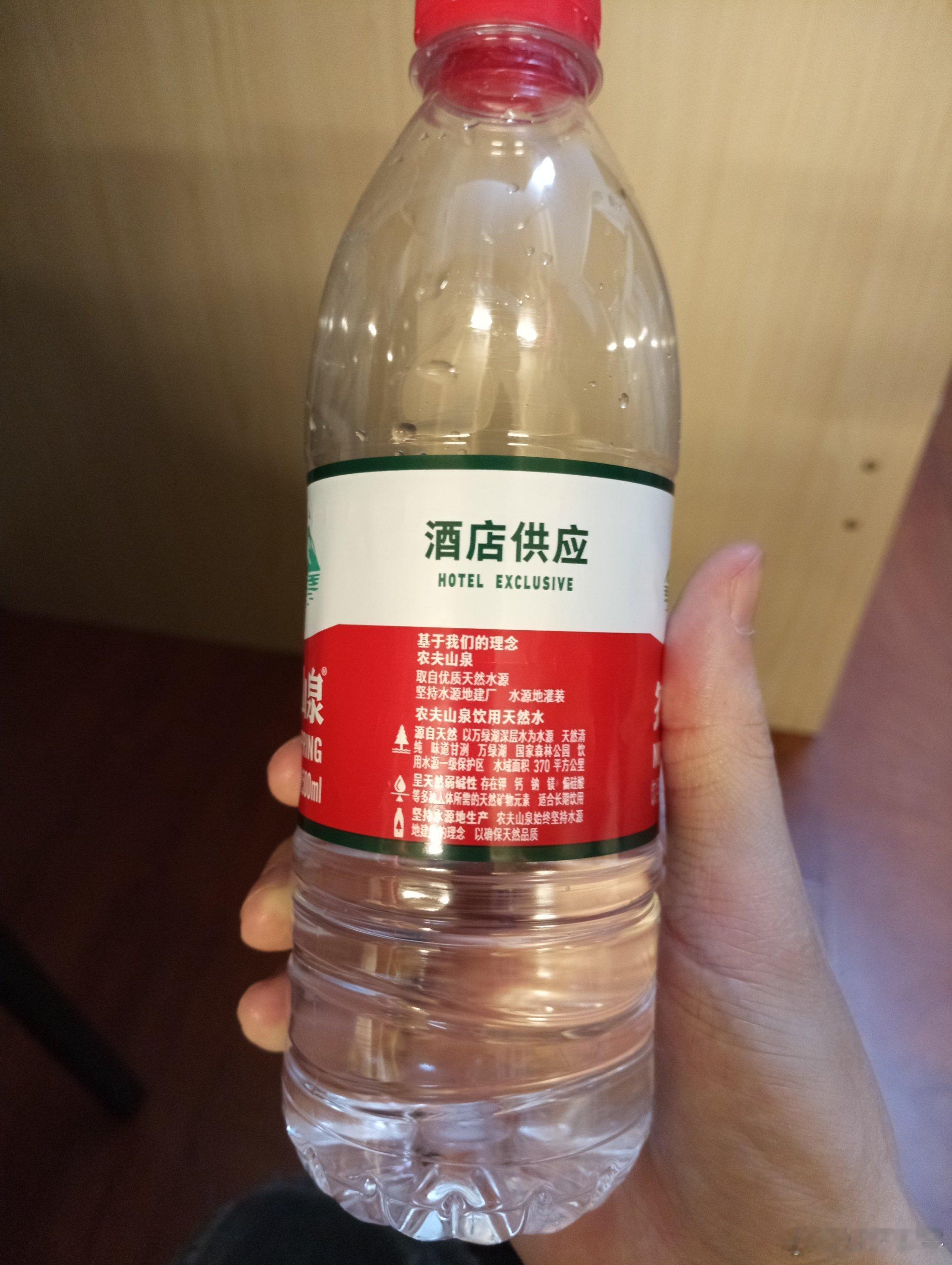 警方证实女子酒店所喝矿泉水是咸的其实好多酒店都为了省成本选择一些可能听都没听过的