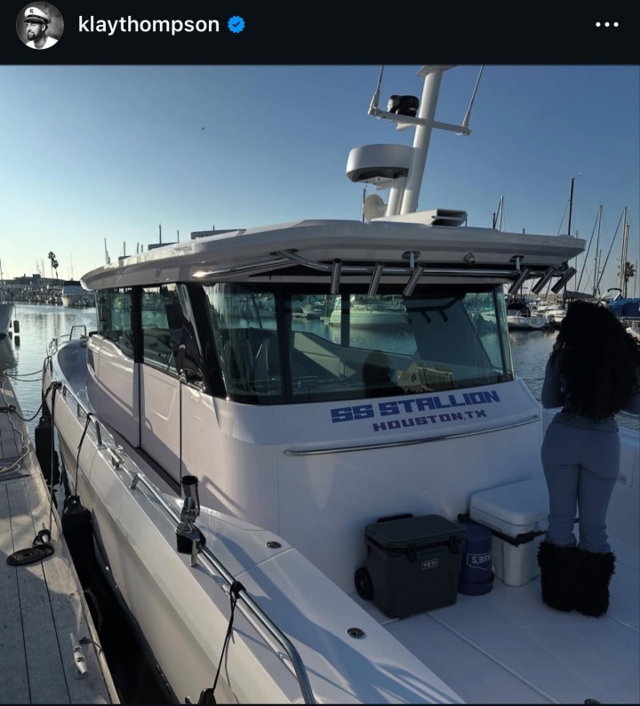 冬梅号！克莱今日更新了自己的社媒，晒出自己小游艇的新名字——SS Stallio