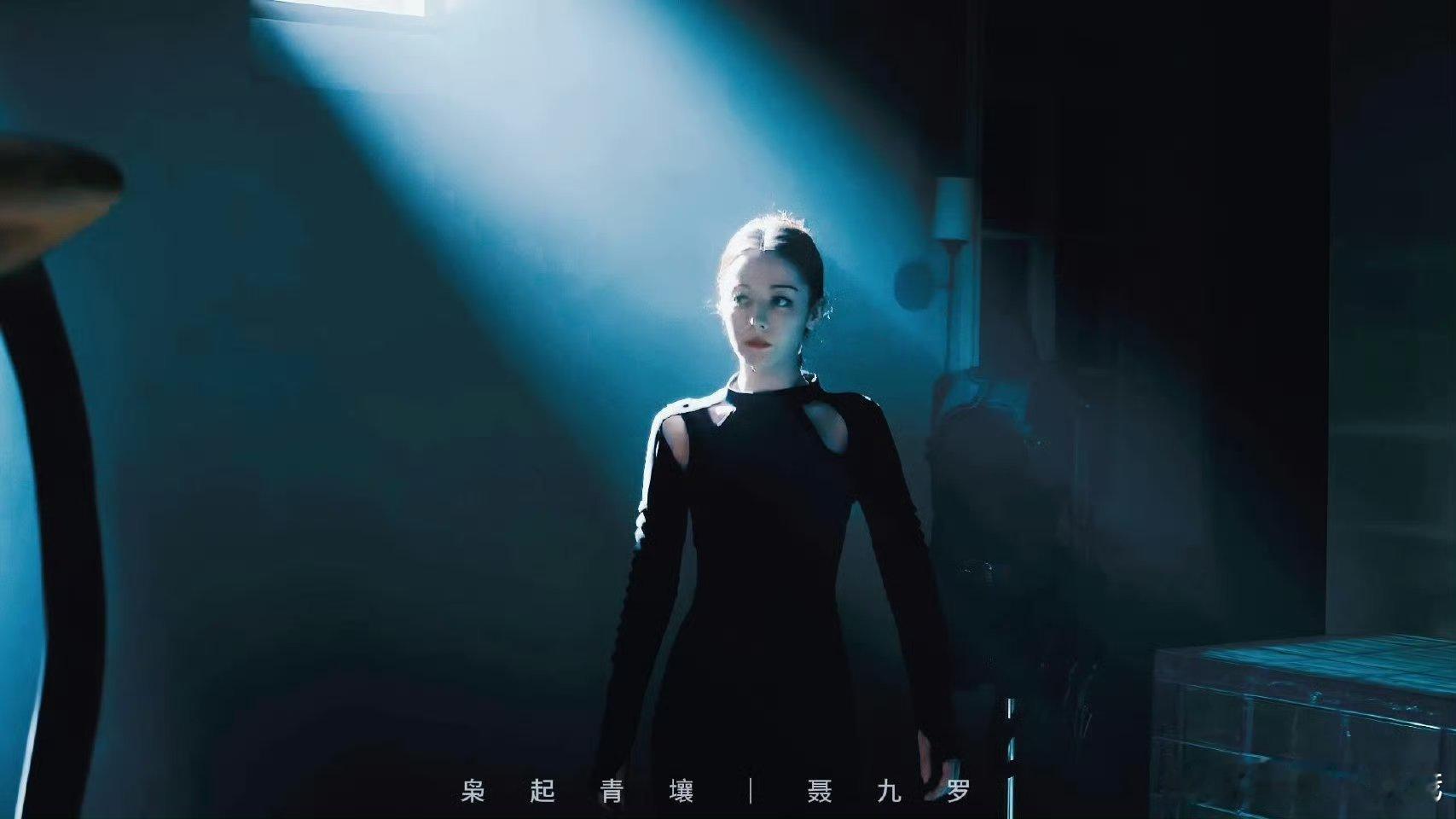 迪丽热巴的鼻子就该去上保险随便一帧都是壁纸的程度 