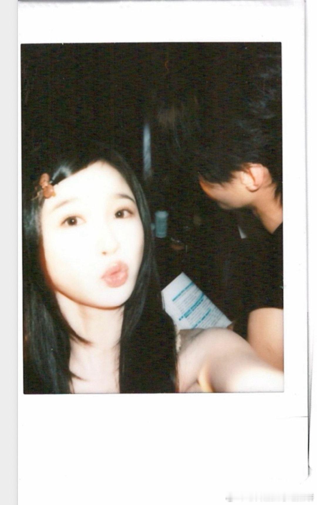 虞书欣何与的双轨放出了拍立得物料 