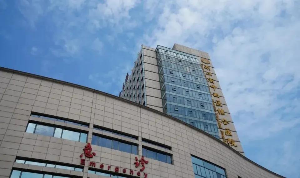 7月13号，浙江杭州，一对年轻夫妇急疯了，抱着一个襁褓中的婴儿冲进了浙江省中西医