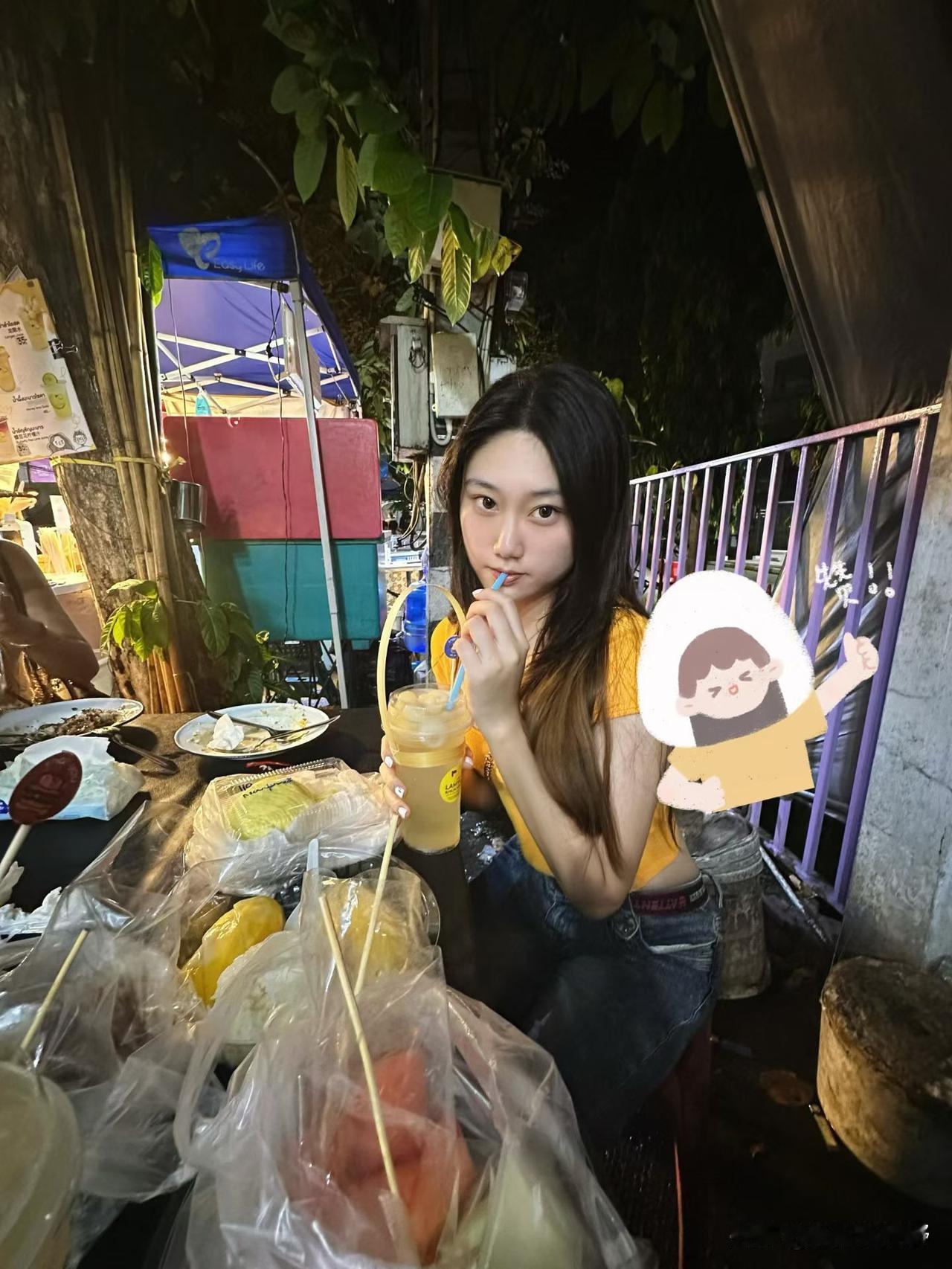 夜市美食探店：冰爽饮料和美味小吃的完美搭配！🍹🍜