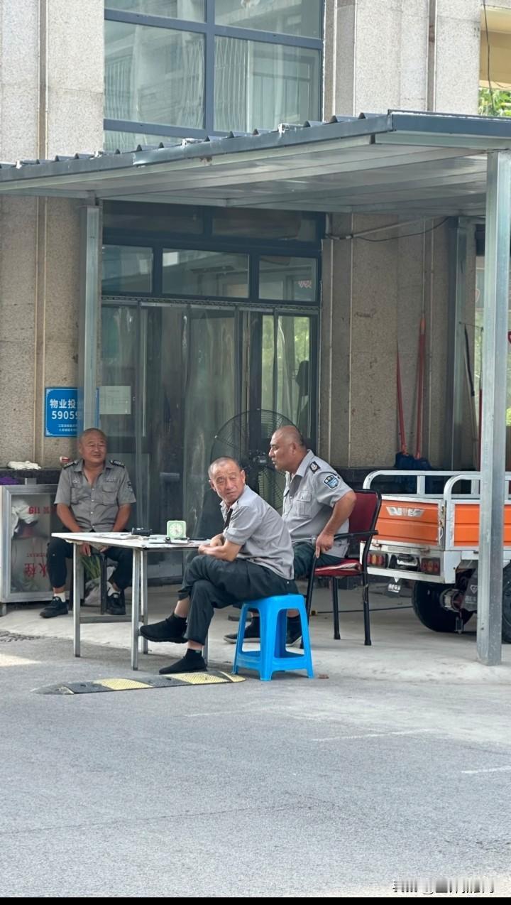 是什么让两位大爷放下了智能手机？
吹着小风扇 坐着小椅子 唠唠嗑 一个月4k➕