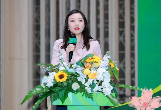 春天属于粉色和绿色