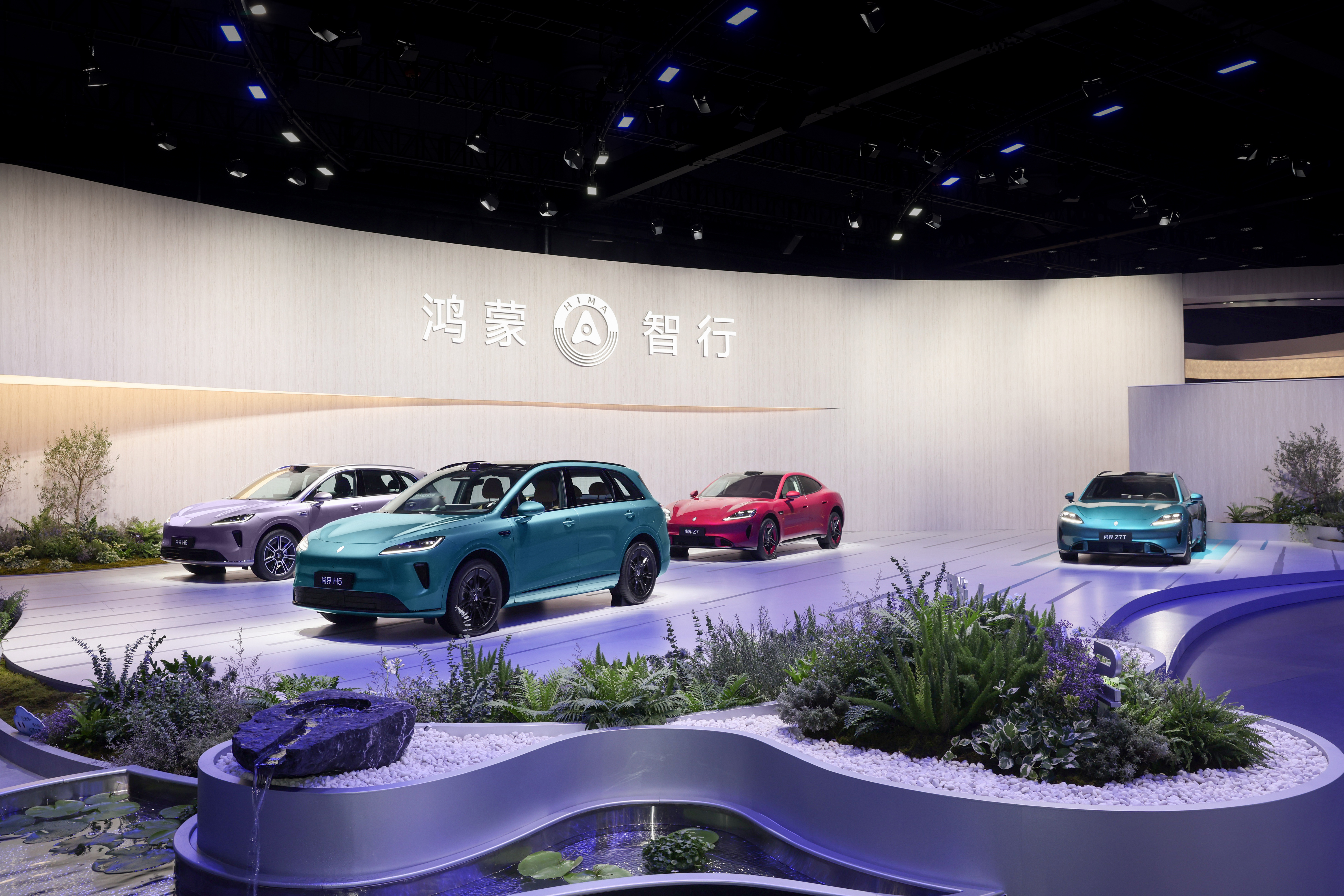 今年成都车展，鸿蒙智行展台真的看点拉满！五大品牌全员亮相，阵容特别齐全。值得一提