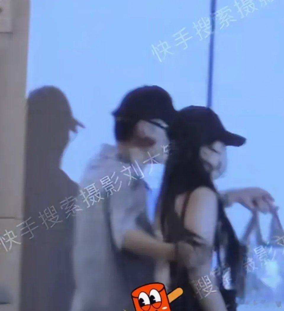 #张婧仪刘冲 闺蜜#刘大锤拍到刘冲搂着张婧仪出门，二人关系看上去不简单的样子！对