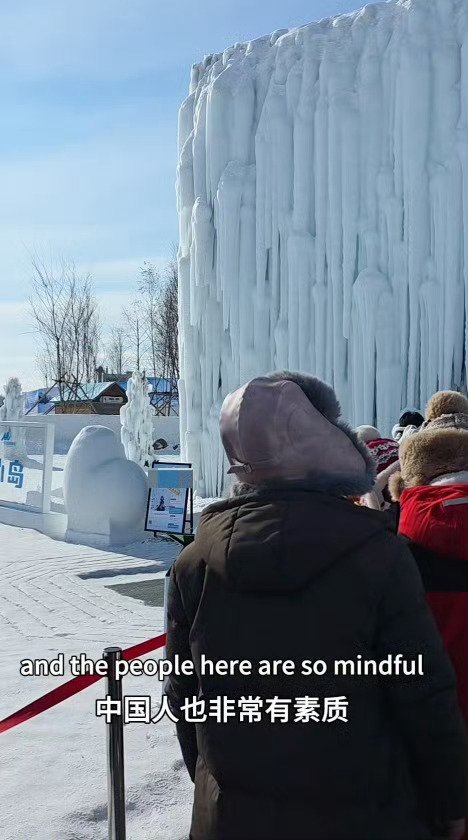 外国游客被长白山百万皇冠整破防了 长白山百万冰封皇冠美到失语，晶莹剔透宛如仙境。