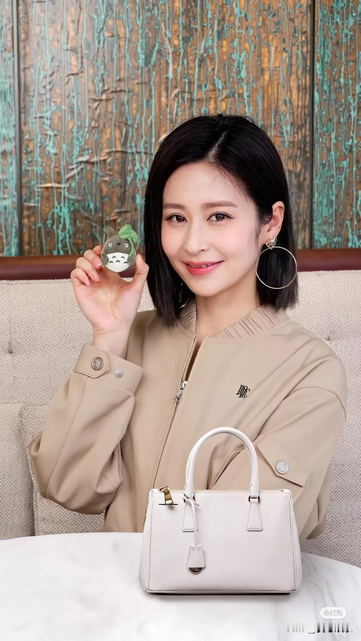谁懂?颖儿的甜妹少女心穿搭
刷到一组颖儿的最新私服
飞行员夹克+花苞裙+运动鞋，