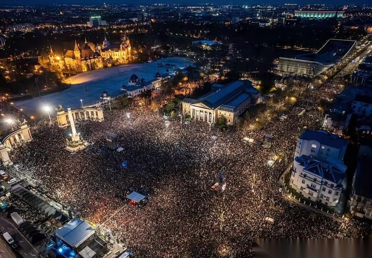 匈牙利议会选举临近，布达佩斯爆发十万人规模抗议，民众高呼 “俄罗斯人滚回家” 的