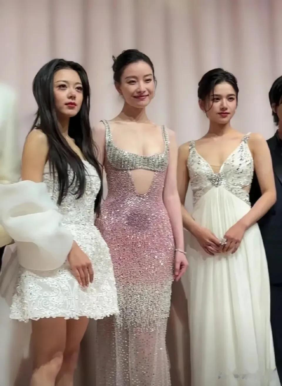 这几张照片里的赵今麦头发太乱，皮肤不够白，眼妆太脏，身高欠缺，纷纷踩雷，其实她挺