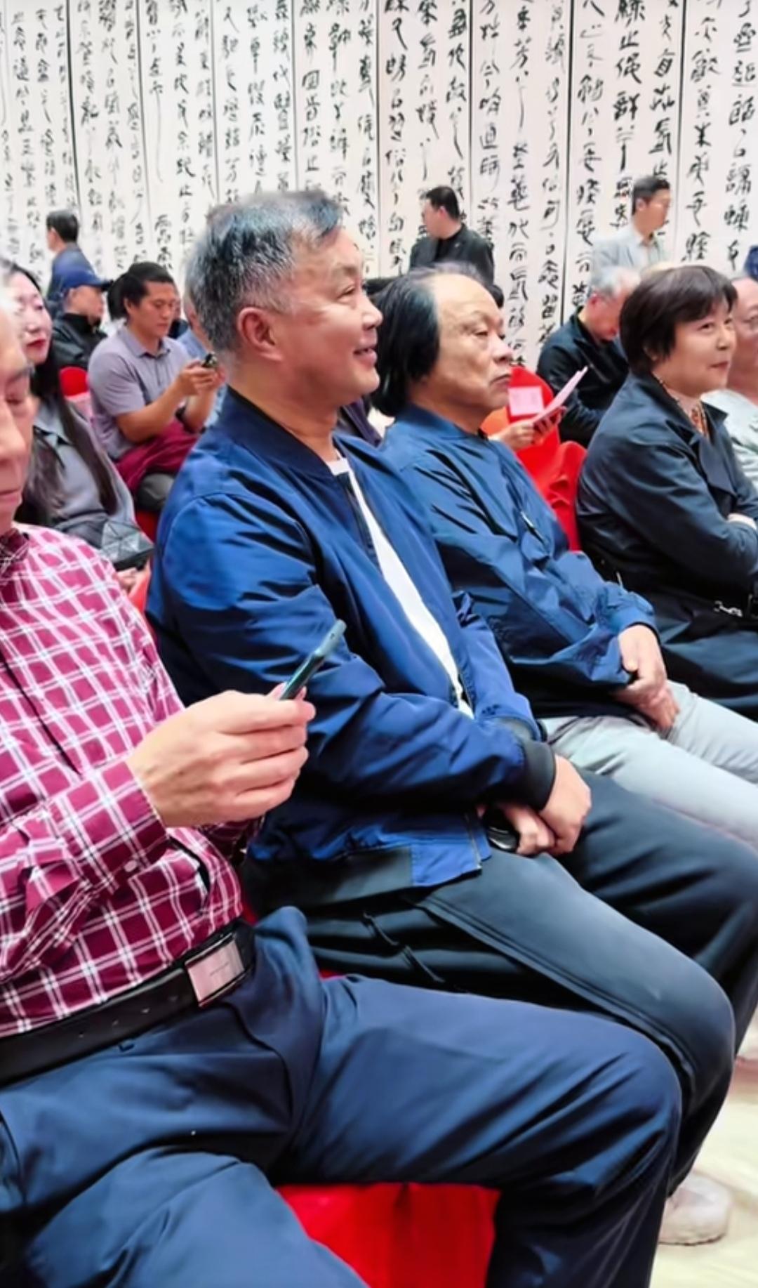 沈巍已经走进中国国家画院参加艺术活动了，一帮乌合之众还在公园里指责沈巍打造虚假人