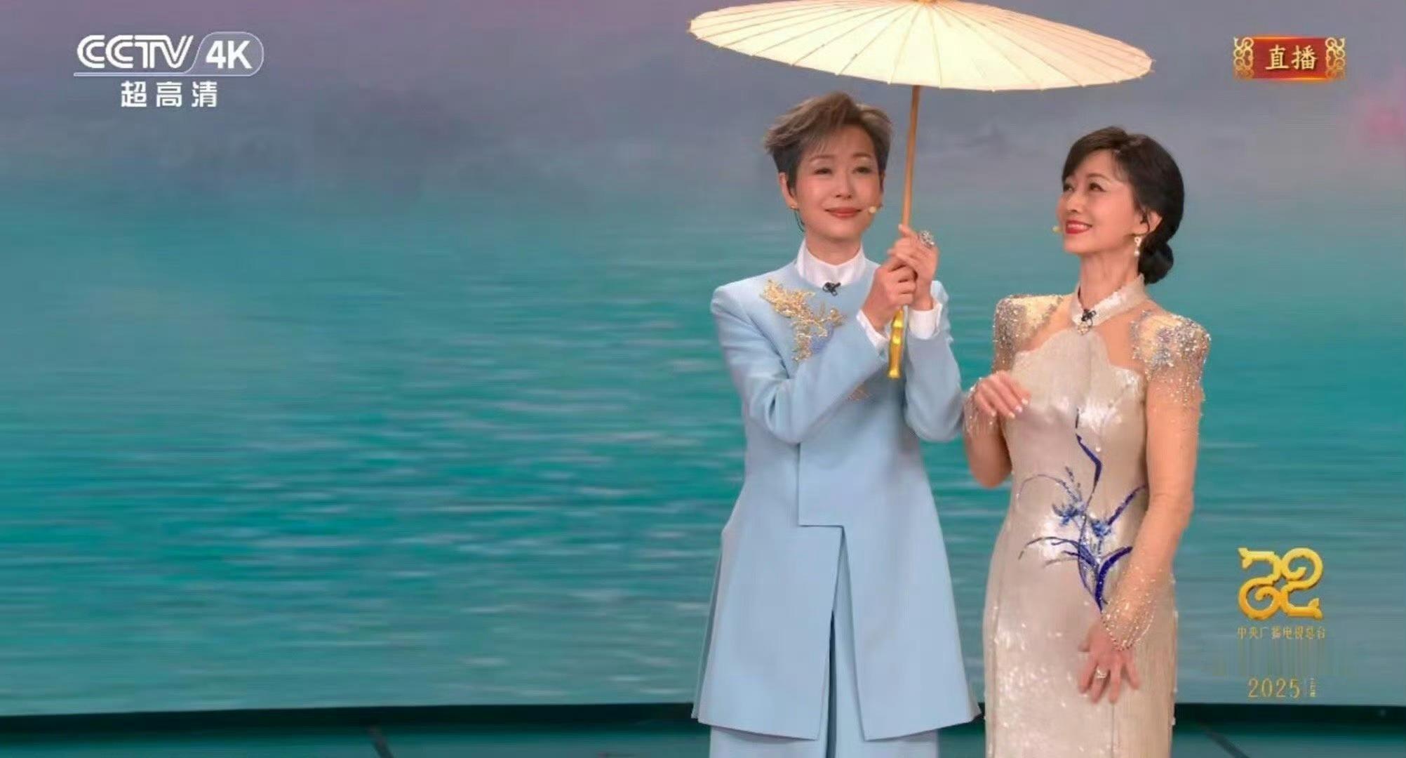 这状态真的是吊打很多年轻人，岁月在她身上仿佛停滞了一般。赵雅芝还玩起了自己的春晚