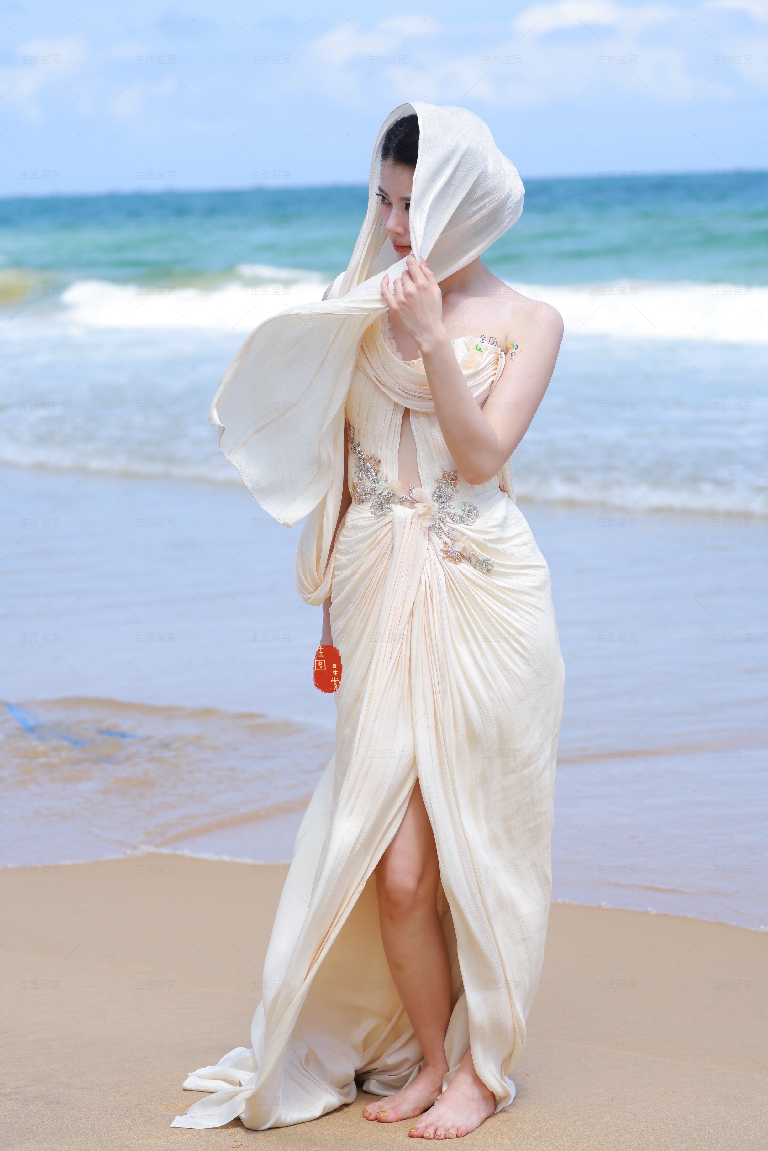 今天是海的女儿赵昭仪，踩着柔软沙滩上岸了时尚风格之夜 三亚外拍🧜🏻♀️ 