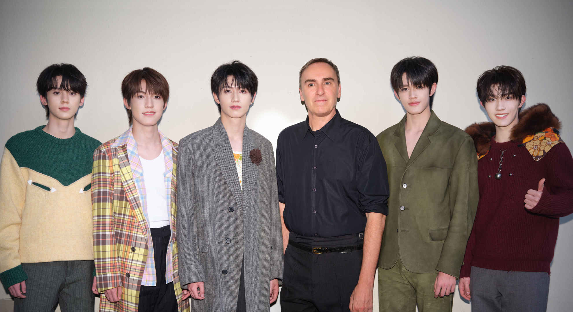 登陆少年夏日图景 登陆少年米兰时装周合照​TOP登陆少年米兰时装周各种合照，夏日