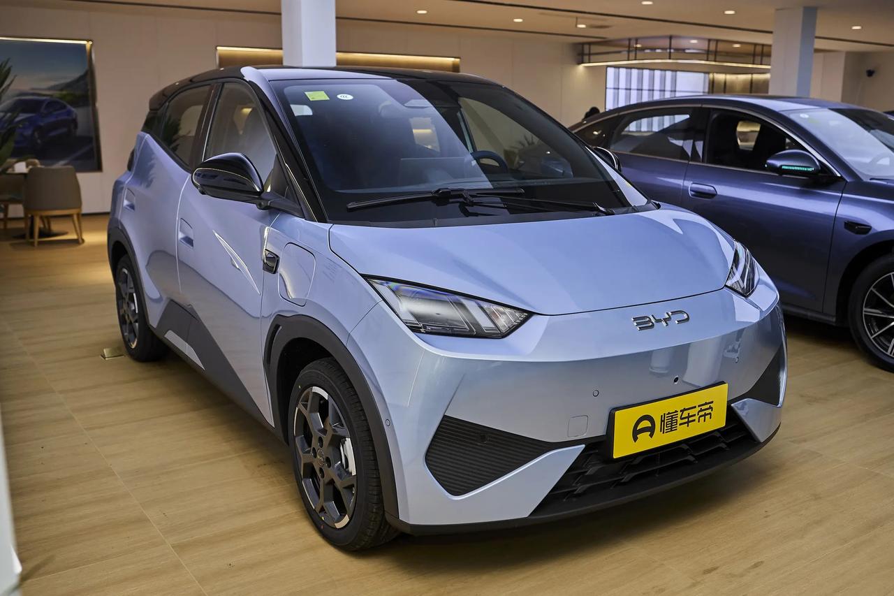 想买个适合女生开的纯电小车，预算在7万元左右，比亚迪海鸥就挺好，不仅外观好看，而