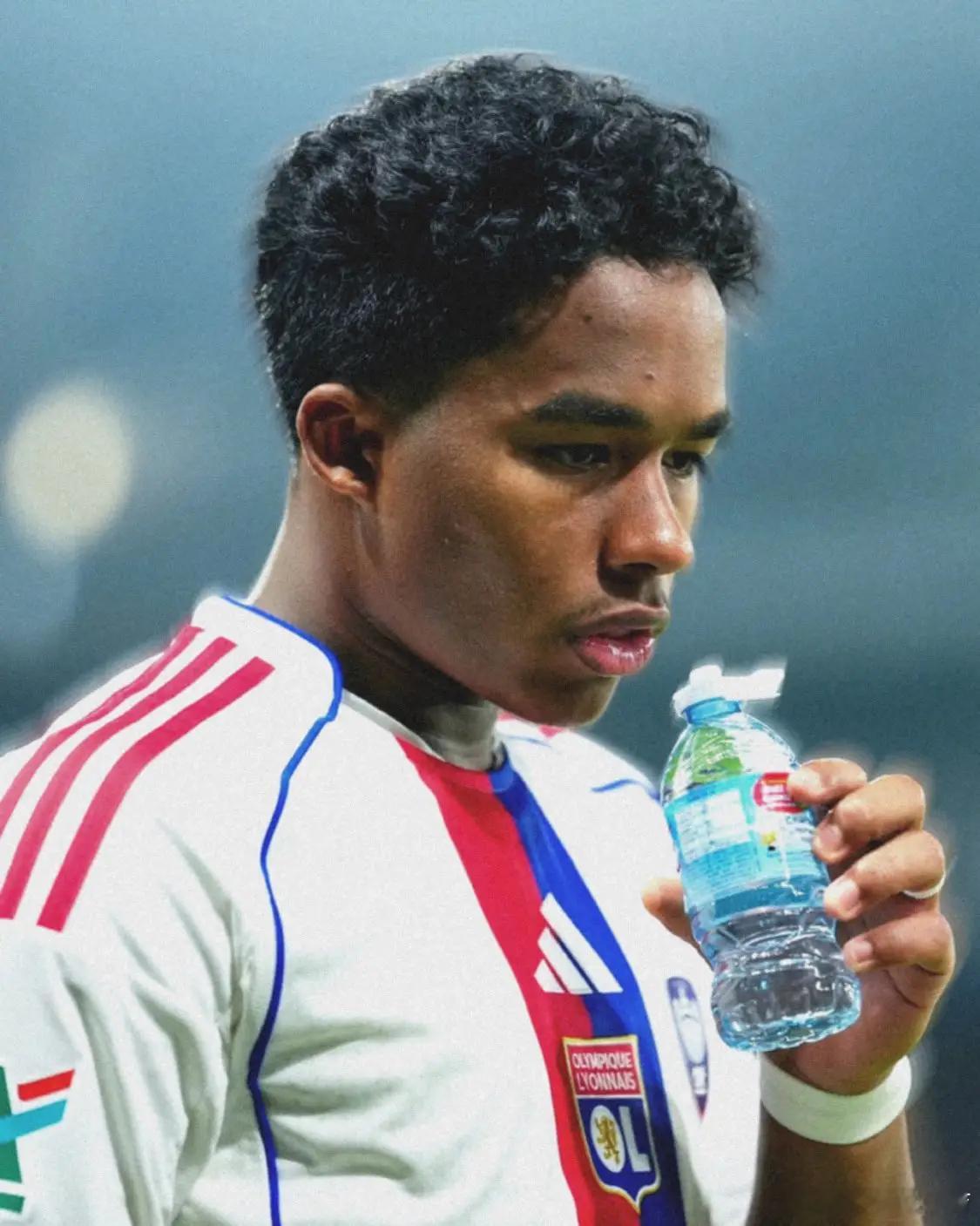 马卡：本赛季法甲没有一名球员单场成功过人次数超过5次，恩德里克首秀完成了8次。 