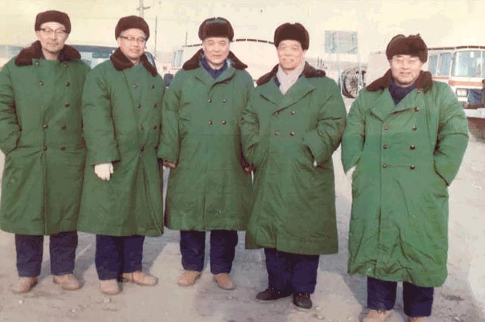 胡仁宇（左起）、高潮、邓稼先、陈能宽、于敏在中子弹实验现场，